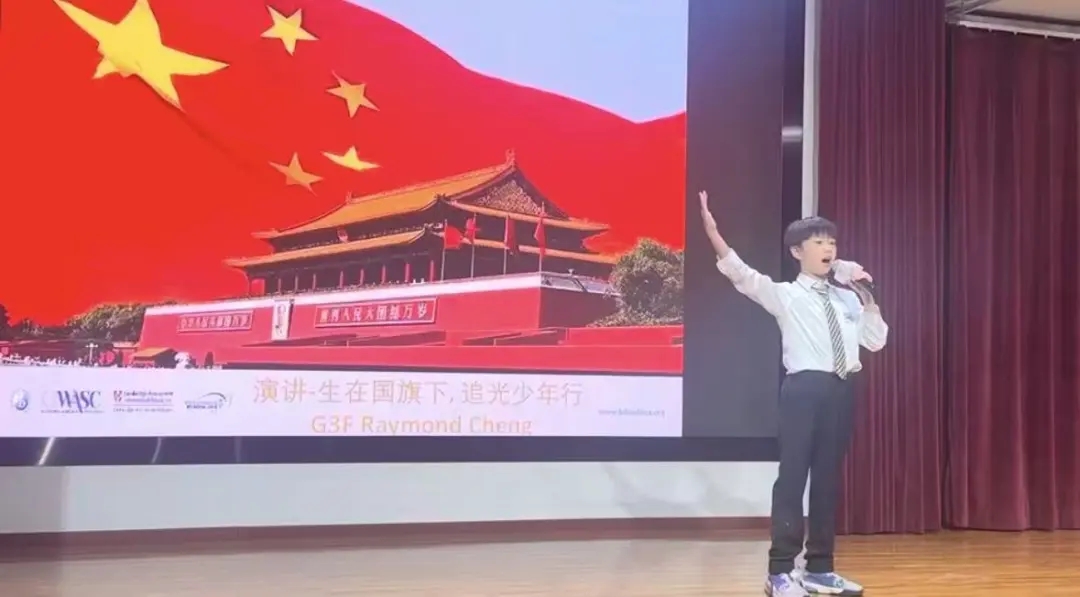 从角落到舞台，从被角到话筒，看内向男孩如何用三年走到舞台中央